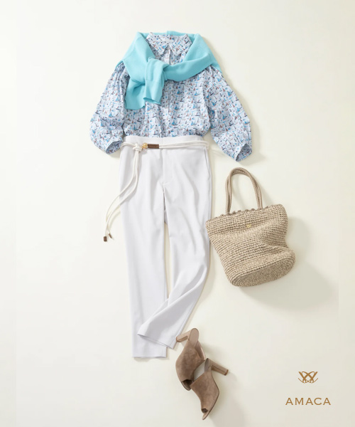 Spring color：MINT GREENのニットが ブラウスの存在を際立てて