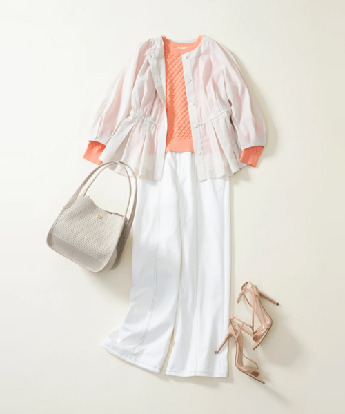 オレンジのニットを和らげるオーガンジーのブルゾン