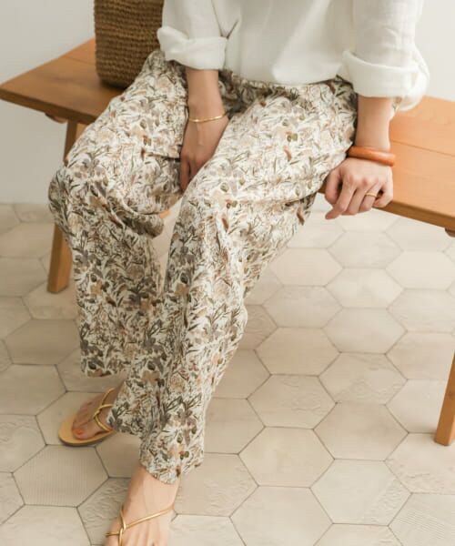 URBAN RESEARCH DOORSのフラワープリントイージーパンツ