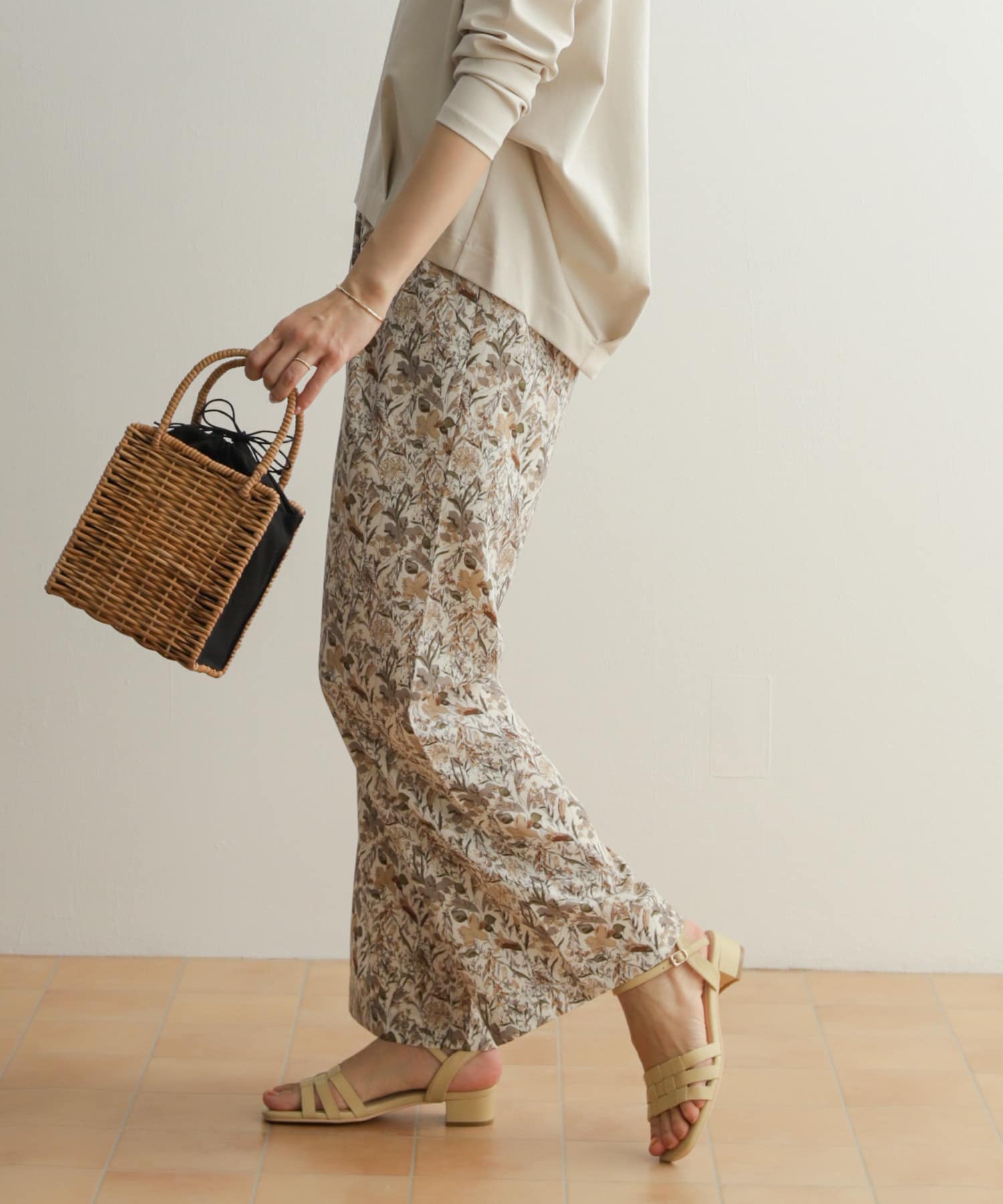 URBAN RESEARCH DOORSのフラワープリントイージーパンツ