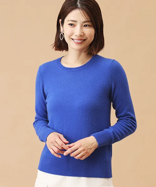 カシミヤクルーネックセーターの着用写真(ロイヤルブルー)
