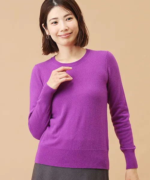カシミヤクルーネックセーターの着用写真(パープル)