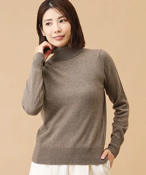 カシミヤタートルネックセーターの着用写真(マロンブラウン)