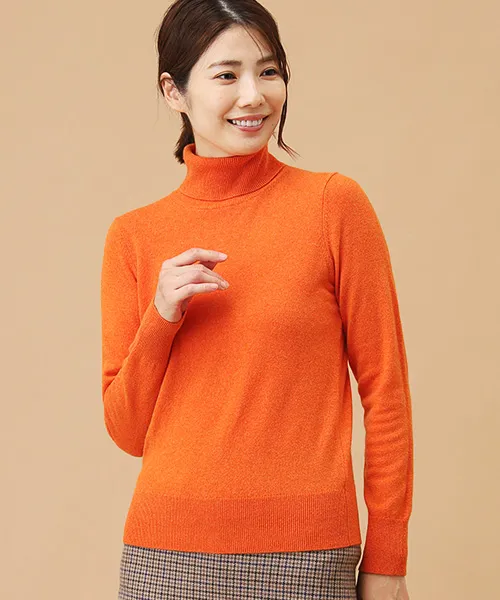 カシミヤタートルネックセーターの着用写真(オレンジ)