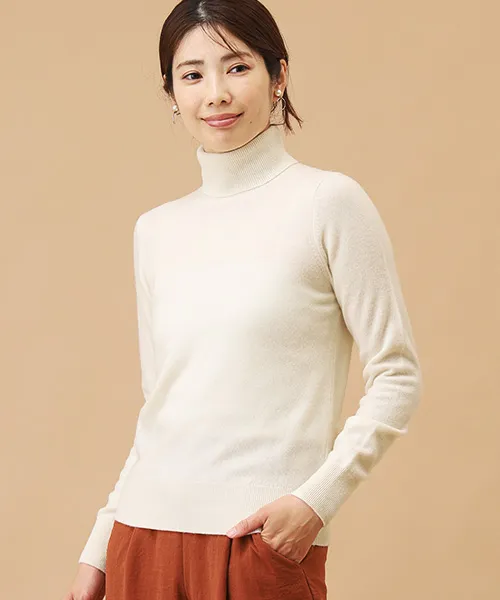 カシミヤタートルネックセーターの着用写真(ホワイト)