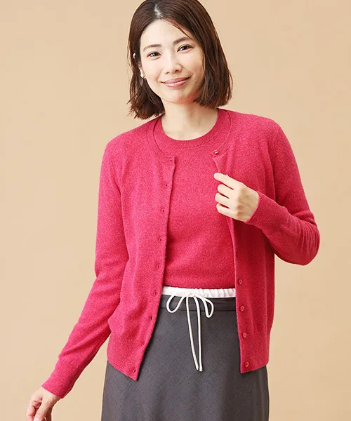 カシミヤクルーネックカーディガンの着用写真(ローズピンク)