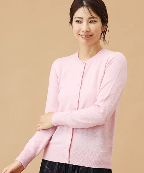 カシミヤクルーネックカーディガンの着用写真(シュガーピンク)