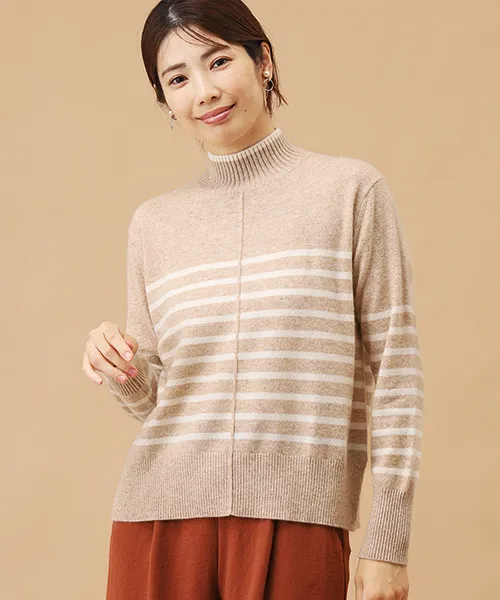 カシミヤボトルネックセーターの着用写真(カプチーノ×ホワイト)