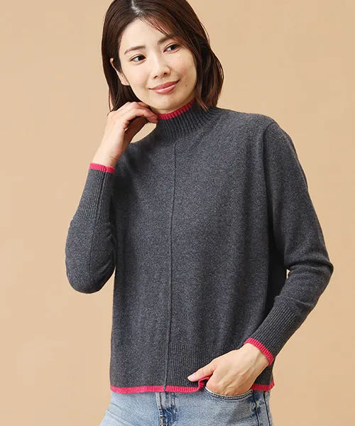 カシミヤボトルネックセーターの着用写真(チャコールグレー×ローズピンク)