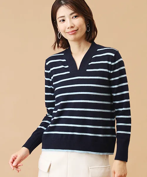 カシミヤボーダーVネックセーターの着用写真(ネイビー×ブルー)