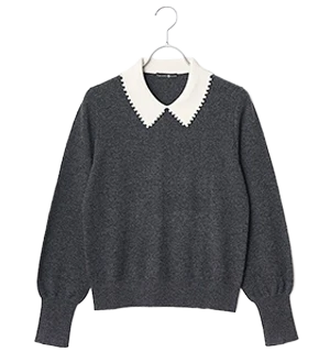 写真：襟端パール調セーター