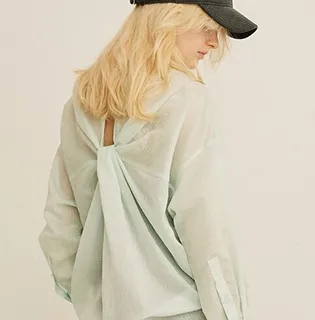 バックツイストシャツ