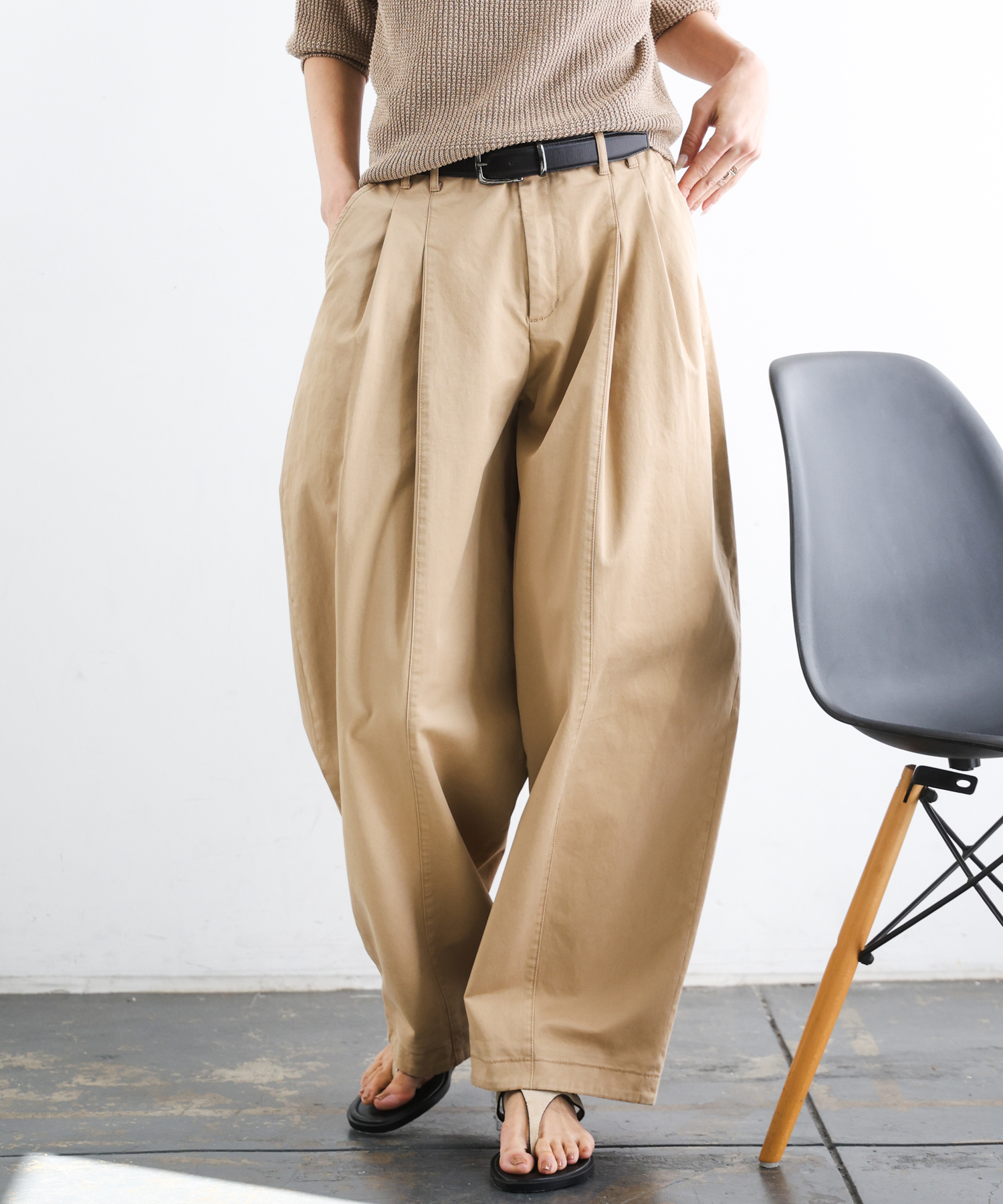 【MICHEL KLEIN】バレルパンツが素材豊富にラインナップ。