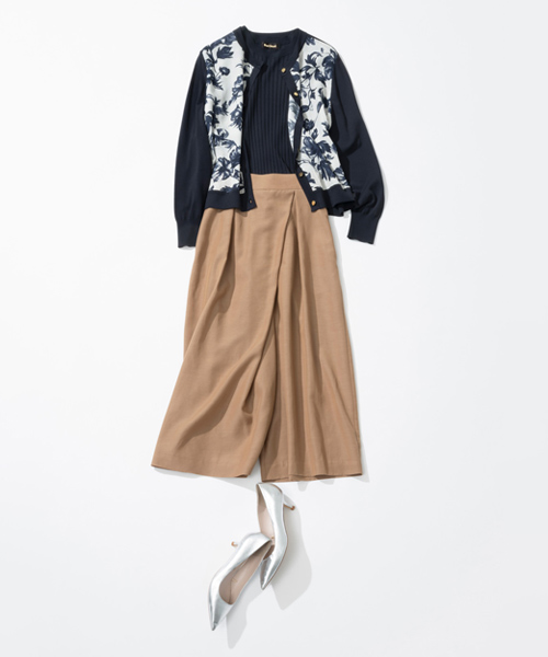 アンサンブルニットをマチュアなパンツで洗練