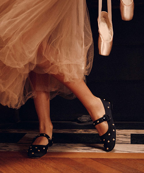  【NEW IN】心躍るホリデーシーズン、その華やかな季節に寄り添うように、ラインストーンをあしらった人気モデルが装い新たに登場。ホリデーらしい高揚感を纏った優美な煌めきをご堪能ください。