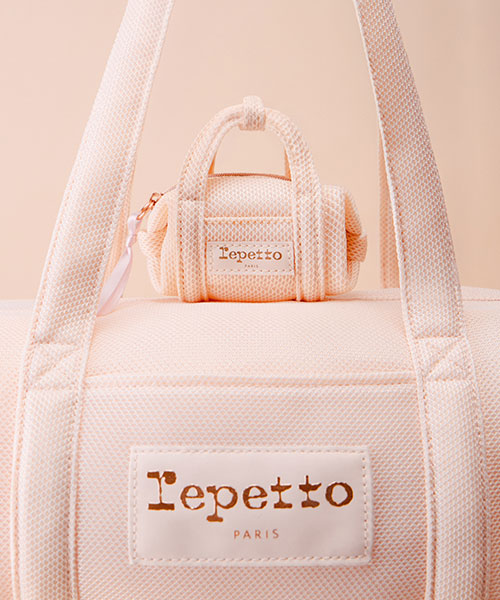 レペットのキーリングにグライドバッグ型が仲間入り。細部までこだわりが感じられるデザインは、本物のバッグさながらの見た目。ご自身用にも、大切な方への贈り物としてもおすすめです。