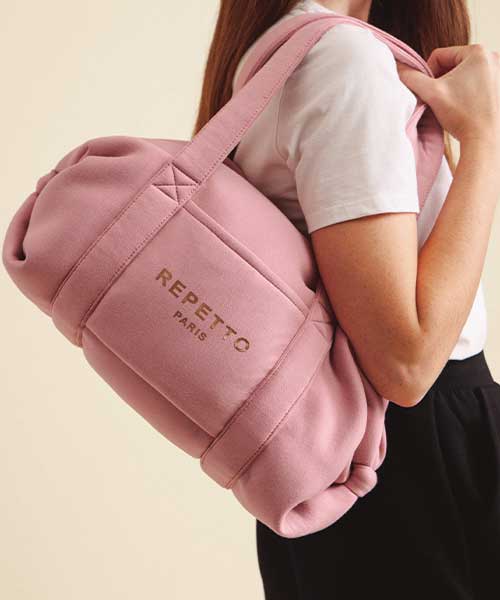  【NEW IN】新作ダンスバッグが登場。丸みのあるフォルムとサイドのリボンモチーフが印象的で、日常のワークアウトや旅先まであらゆるシーンに寄り添います。