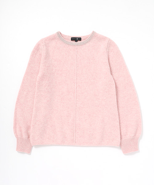 首元のラメ糸混加工が、ホリデーシーズンにぴったりのニット