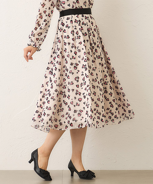 TO BE CHICらしい華やかさと遊び心を引き立てるスカート