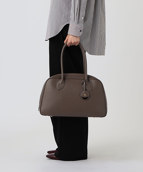 スタイリングを引き立てる、モダンなバッグをご紹介