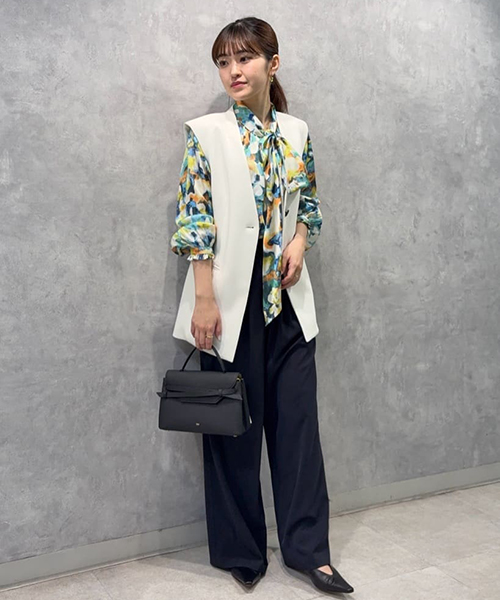 春のコーディネートの主役に！長袖ブラウス特集