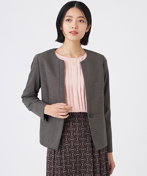 羽織るだけで、すっきりと美しいシルエットに
